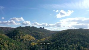 فوتیج هایپرلپس هوایی جنگل کوهستانی Aerial Hyperlapse Of Mountain Forest