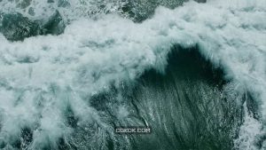 فوتیج پهپاد بر فراز امواج طوفانی اقیانوس Drone Over Stormy Ocean Waves
