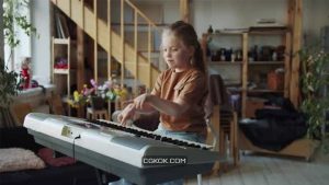 فوتیج دختر در حال بازی با سینت سایزر Girl Fooling Around Playing the Synthesizer